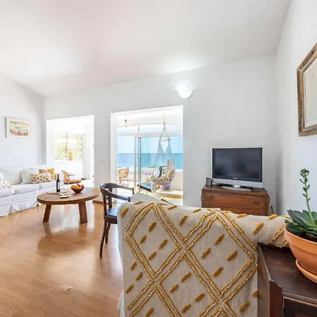 Majestic Oceanfront Retreat 4 Bedrooms Fantastic Frontline Location Direct Access To The Sea And Da Villa *