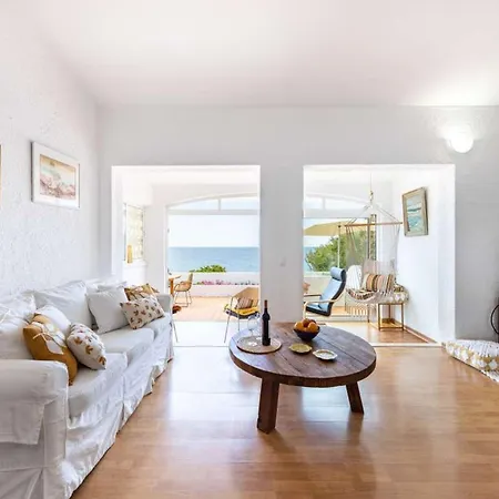 Majestic Oceanfront Retreat 4 Bedrooms Fantastic Frontline Location Direct Access To The Sea And Da Luz